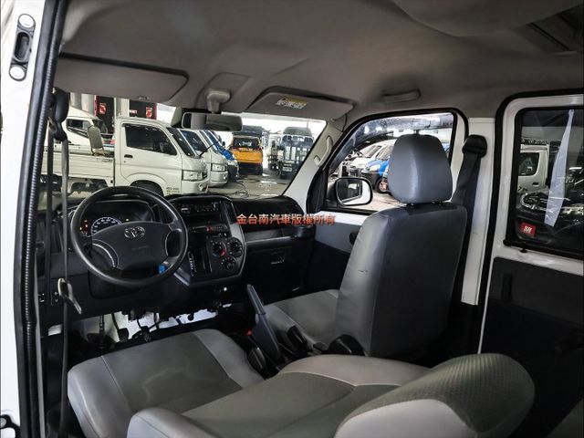 自排廂式✓一手只跑4.3萬✓全車原鈑件✓原廠保養✓中冷✓ABS✓TCS✓LED頭燈✓雙安✓附全額發票✓可全貸✓  第12張相片