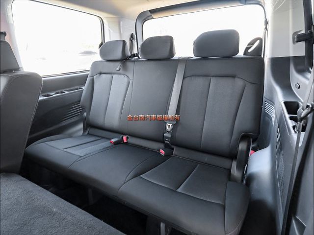 九人座✓一手車✓只跑4萬✓原厰保養✓全車原鈑件✓倒車顯影✓TCS✓雙安✓電子手煞車✓附全額發票✓可全貸✓  第12張相片