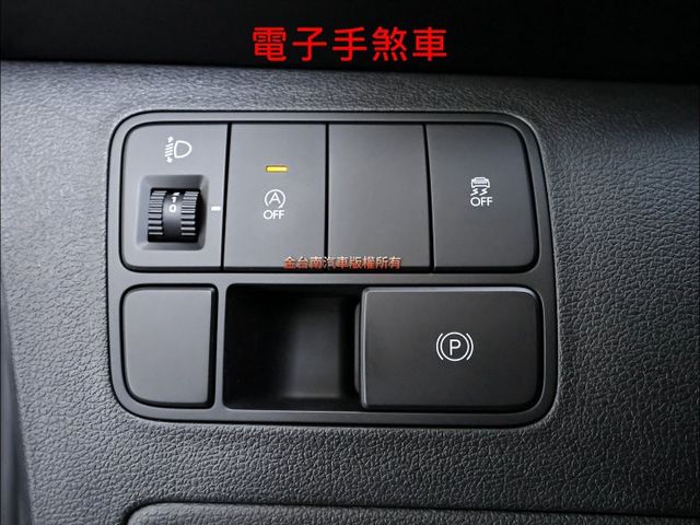 九人座✓一手車✓只跑4萬✓原厰保養✓全車原鈑件✓倒車顯影✓TCS✓雙安✓電子手煞車✓附全額發票✓可全貸✓  第13張相片