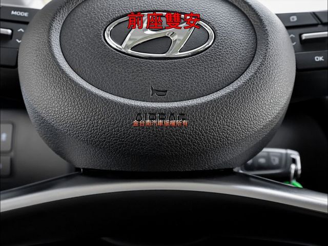 九人座✓一手車✓只跑4萬✓原厰保養✓全車原鈑件✓倒車顯影✓TCS✓雙安✓電子手煞車✓附全額發票✓可全貸✓  第18張相片