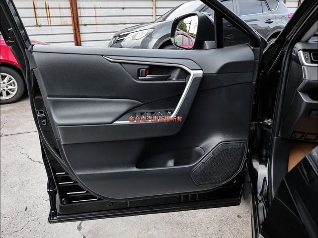 一手車✓只跑3.7萬✓全車原鈑件✓原廠保固中✓ACC✓AEB✓車道維持✓車載系統✓全車九安✓可全貸✓不用殺價就很便宜✓  第12張相片