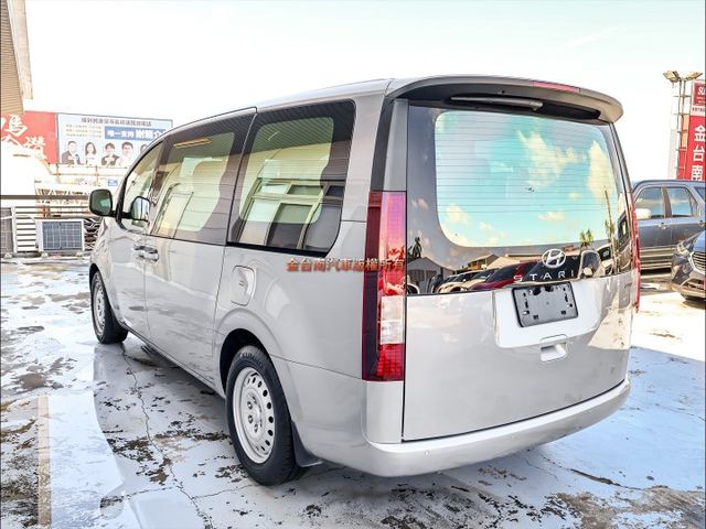 九人座✓一手車✓只跑5.6萬✓原厰保養✓全車原鈑件✓TCS✓雙安✓電子手煞車✓附全額發票✓可全貸✓  第2張相片