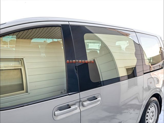 九人座✓一手車✓只跑5.6萬✓原厰保養✓全車原鈑件✓TCS✓雙安✓電子手煞車✓附全額發票✓可全貸✓  第8張相片