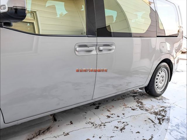 九人座✓一手車✓只跑5.6萬✓原厰保養✓全車原鈑件✓TCS✓雙安✓電子手煞車✓附全額發票✓可全貸✓  第9張相片