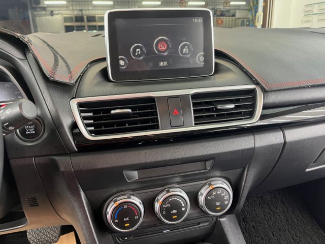 玉豐汽車✦ MAZDA3 5D 魂動x鋼鐵灰 只跑6萬 IKEY/定速/方控/藍牙/恆溫/倒車影像/胎壓偵測  第16張相片