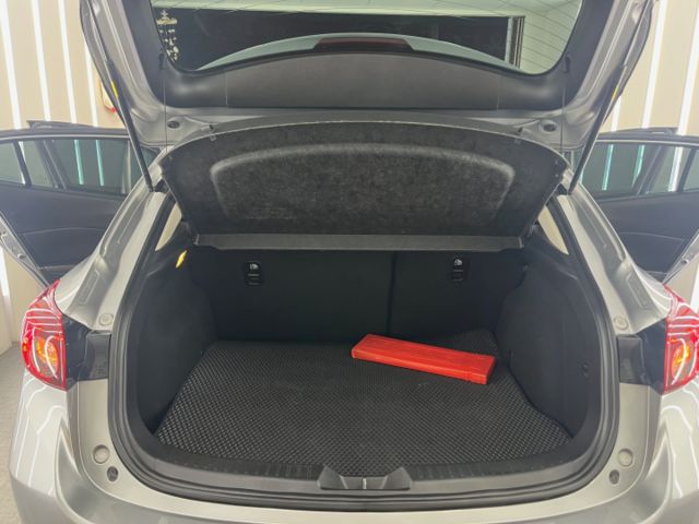 玉豐汽車✦ MAZDA3 5D 魂動x鋼鐵灰 只跑6萬 IKEY/定速/方控/藍牙/恆溫/倒車影像/胎壓偵測  第20張相片