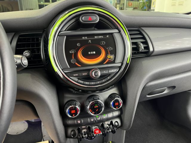 影片賞車✦ Mini Cooper 總代理 1.5渦輪 里程僅跑9萬多 國旗尾燈.定速.免鑰匙.摸門.氣氛燈 全車原鈑  第14張相片
