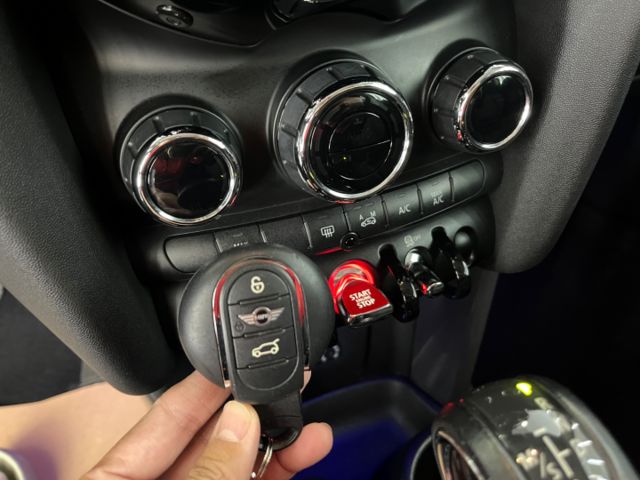 影片賞車✦ Mini Cooper 總代理 1.5渦輪 里程僅跑9萬多 國旗尾燈.定速.免鑰匙.摸門.氣氛燈 全車原鈑  第16張相片
