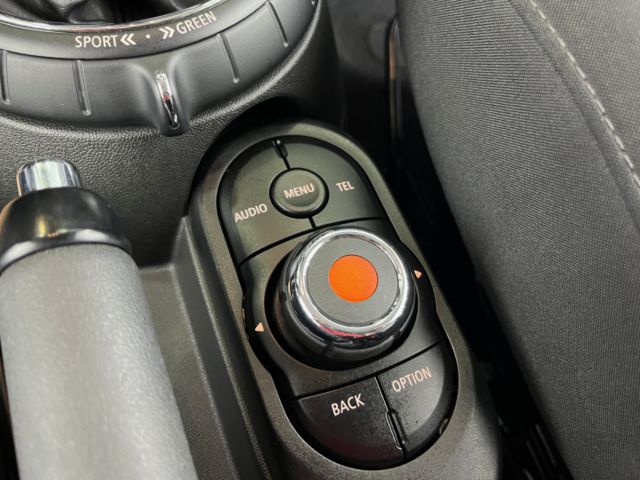 影片賞車✦ Mini Cooper 總代理 1.5渦輪 里程僅跑9萬多 國旗尾燈.定速.免鑰匙.摸門.氣氛燈 全車原鈑  第17張相片