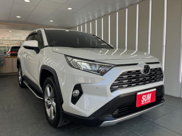 影片賞車✦ RAV4 2.0旗艦版 里程僅跑5萬多 原廠升級精裝套件買到賺到！全車原鈑件 電尾門.環景.電動椅.導航  第2張相片