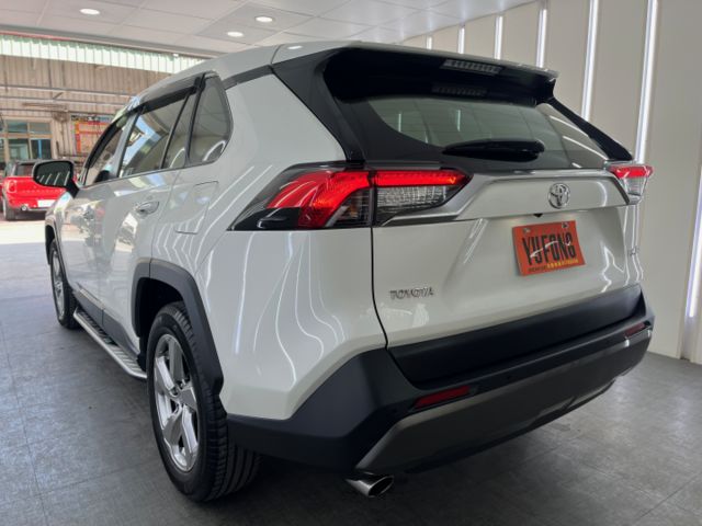 影片賞車✦ RAV4 2.0旗艦版 里程僅跑5萬多 原廠升級精裝套件買到賺到！全車原鈑件 電尾門.環景.電動椅.導航  第4張相片