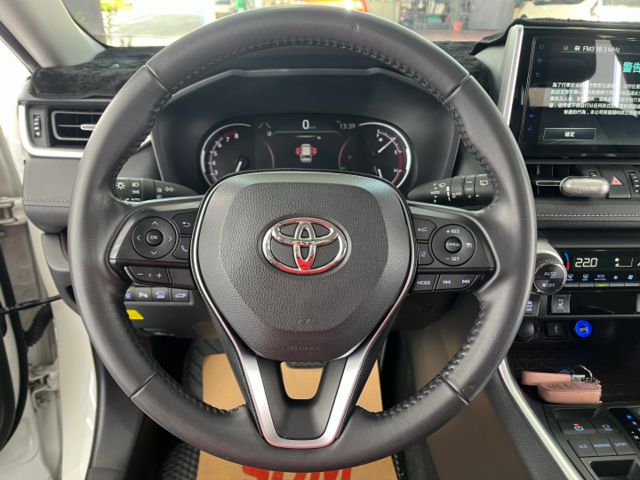 影片賞車✦ RAV4 2.0旗艦版 里程僅跑5萬多 原廠升級精裝套件買到賺到！全車原鈑件 電尾門.環景.電動椅.導航  第13張相片