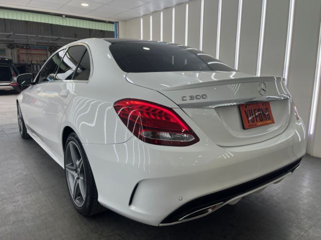 影片賞車✦C300 AMG 里程僅跑11萬 全車原鈑件 雙電動椅含加熱.全景天窗.導航.免鑰匙IKEY.換檔快撥  第4張相片