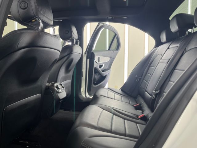 影片賞車✦C300 AMG 里程僅跑11萬 全車原鈑件 雙電動椅含加熱.全景天窗.導航.免鑰匙IKEY.換檔快撥  第9張相片
