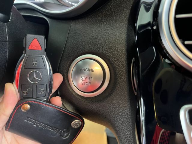 影片賞車✦C300 AMG 里程僅跑11萬 全車原鈑件 雙電動椅含加熱.全景天窗.導航.免鑰匙IKEY.換檔快撥  第15張相片