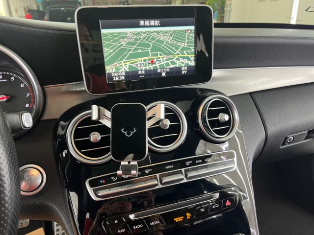 影片賞車✦C300 AMG 里程僅跑11萬 全車原鈑件 雙電動椅含加熱.全景天窗.導航.免鑰匙IKEY.換檔快撥  第17張相片