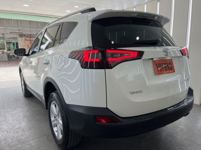 影片賞車✦ RAV4 2.0 E Hi頂級 里程僅跑10萬多 全車原鈑件 電動椅.免鑰匙.定速.導航.後方頭枕螢幕看電視  第4張相片