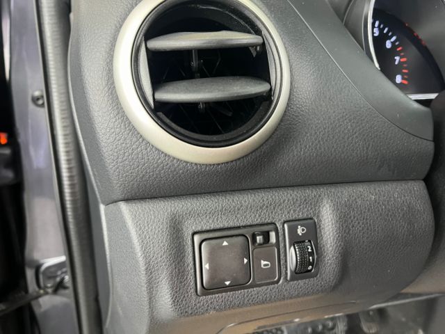 玉豐汽車✦Livina 豪華版 里程僅跑7萬多 全車原鈑件 皮椅.恆溫.前後雷達.導航.藍芽支援.倒車影像.  第18張相片