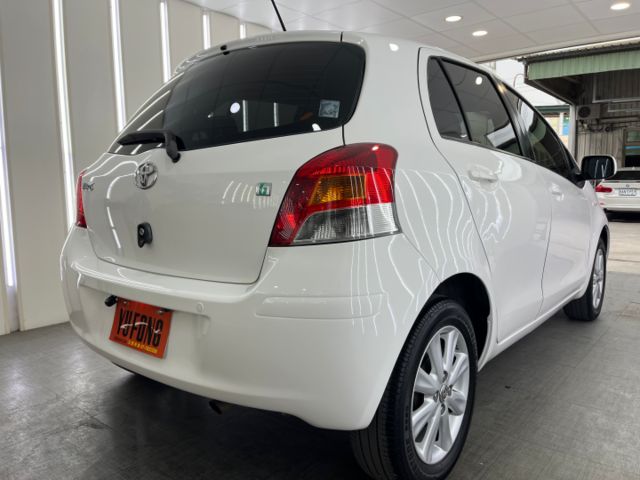 影片賞車✦小鴨Ｇ版 里程僅跑15萬 全車原鈑件  鐵圈.皮椅.方控.電動摺疊後視鏡.恆溫空調.抬頭顯示幕  第3張相片