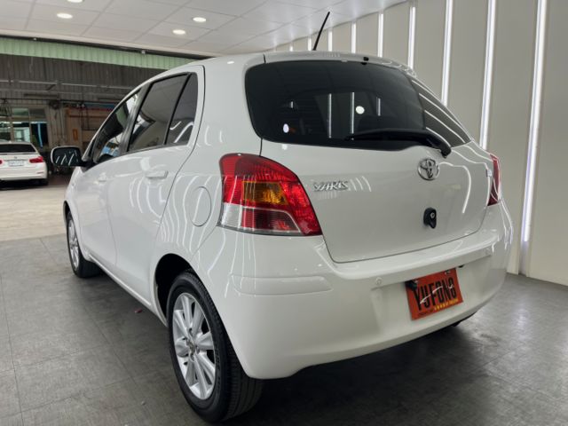 影片賞車✦小鴨Ｇ版 里程僅跑15萬 全車原鈑件  鐵圈.皮椅.方控.電動摺疊後視鏡.恆溫空調.抬頭顯示幕  第4張相片