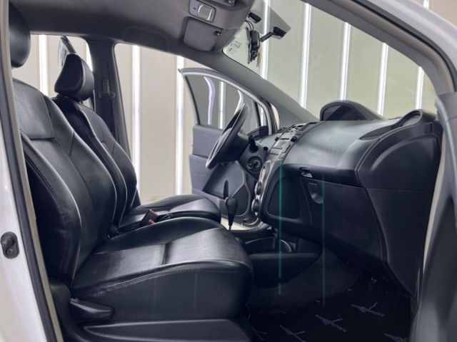 影片賞車✦小鴨Ｇ版 里程僅跑15萬 全車原鈑件  鐵圈.皮椅.方控.電動摺疊後視鏡.恆溫空調.抬頭顯示幕  第8張相片