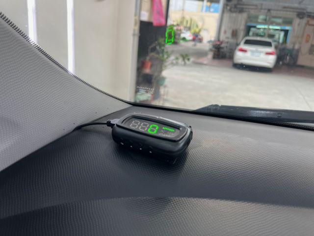影片賞車✦小鴨Ｇ版 里程僅跑15萬 全車原鈑件  鐵圈.皮椅.方控.電動摺疊後視鏡.恆溫空調.抬頭顯示幕  第16張相片