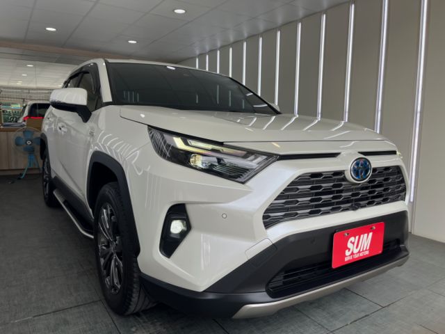 影片賞車✦ RAV4 油電Hybrid 里程僅跑4萬多 原廠升級精裝套件買到賺到！全車原鈑件 電尾門.環景.電動椅.導航  第2張相片
