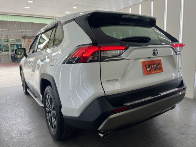影片賞車✦ RAV4 油電Hybrid 里程僅跑4萬多 原廠升級精裝套件買到賺到！全車原鈑件 電尾門.環景.電動椅.導航  第3張相片