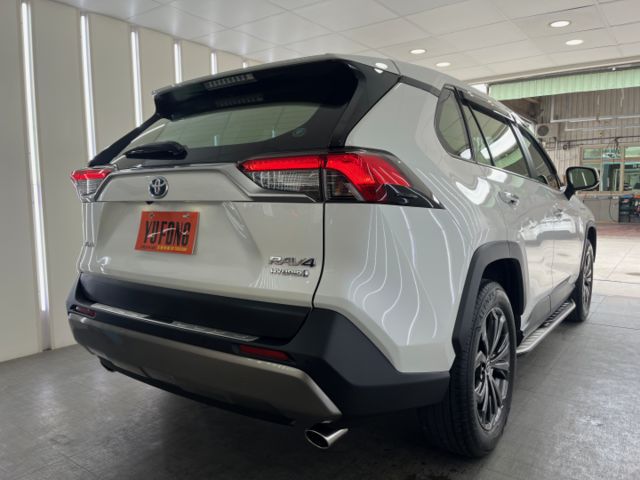 影片賞車✦ RAV4 油電Hybrid 里程僅跑4萬多 原廠升級精裝套件買到賺到！全車原鈑件 電尾門.環景.電動椅.導航  第4張相片