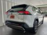 影片賞車✦ RAV4 油電Hybrid 里程僅跑4萬多 原廠升級精裝套件買到賺到！全車原鈑件 電尾門.環景.電動椅.導航  第4張縮圖