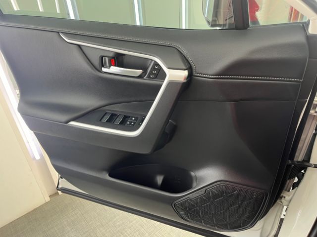 影片賞車✦ RAV4 油電Hybrid 里程僅跑4萬多 原廠升級精裝套件買到賺到！全車原鈑件 電尾門.環景.電動椅.導航  第6張相片