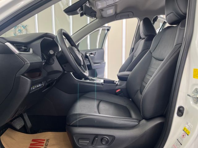 影片賞車✦ RAV4 油電Hybrid 里程僅跑4萬多 原廠升級精裝套件買到賺到！全車原鈑件 電尾門.環景.電動椅.導航  第7張相片