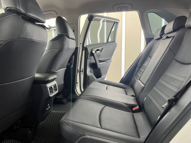 影片賞車✦ RAV4 油電Hybrid 里程僅跑4萬多 原廠升級精裝套件買到賺到！全車原鈑件 電尾門.環景.電動椅.導航  第8張相片