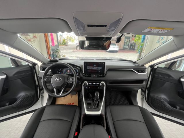 影片賞車✦ RAV4 油電Hybrid 里程僅跑4萬多 原廠升級精裝套件買到賺到！全車原鈑件 電尾門.環景.電動椅.導航  第10張相片