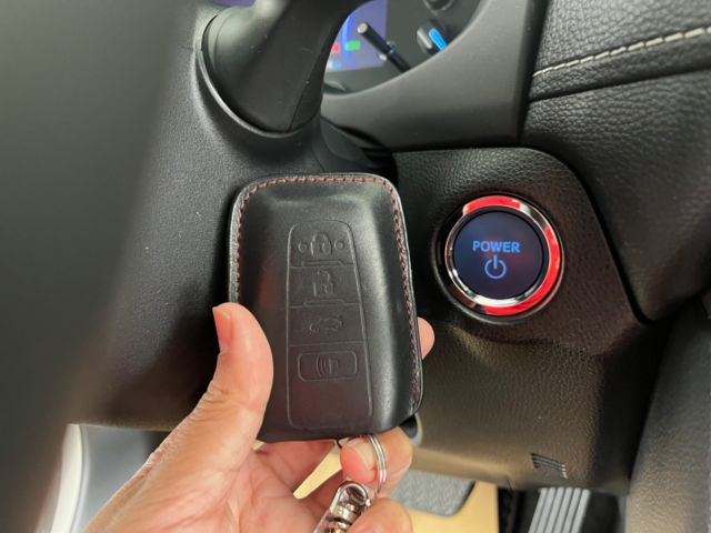 影片賞車✦ RAV4 油電Hybrid 里程僅跑4萬多 原廠升級精裝套件買到賺到！全車原鈑件 電尾門.環景.電動椅.導航  第13張相片