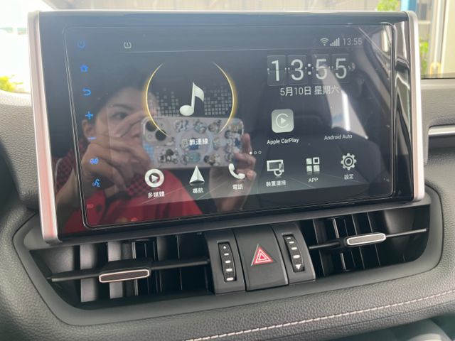 影片賞車✦ RAV4 油電Hybrid 里程僅跑4萬多 原廠升級精裝套件買到賺到！全車原鈑件 電尾門.環景.電動椅.導航  第14張相片