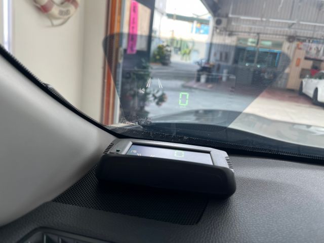 影片賞車✦ RAV4 油電Hybrid 里程僅跑4萬多 原廠升級精裝套件買到賺到！全車原鈑件 電尾門.環景.電動椅.導航  第17張相片