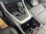 影片賞車✦ RAV4 油電Hybrid 里程僅跑4萬多 原廠升級精裝套件買到賺到！全車原鈑件 電尾門.環景.電動椅.導航  第19張縮圖