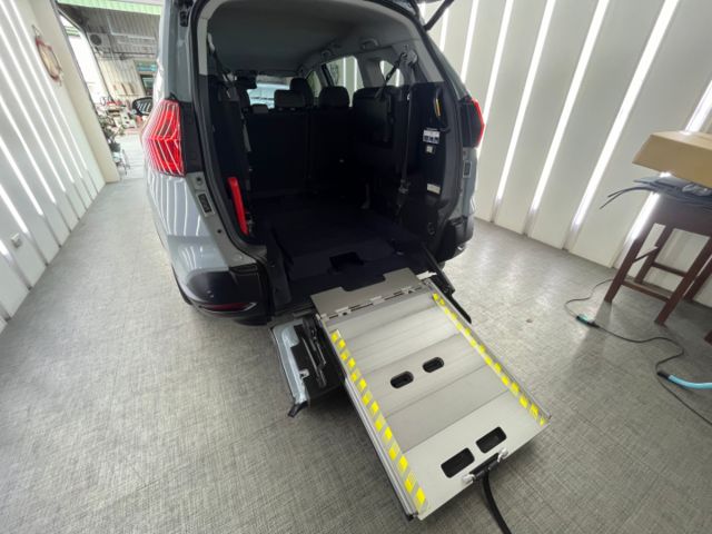 影片賞車✦URX Neo 7人樂活版 里程僅跑2萬 全車原鈑件 原廠新車保固中  第19張相片