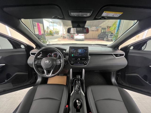 影片賞車✦Corolla Cross汽油豪華版 里程僅跑2萬多 全車原鈑件 免鑰匙.恆溫.Car Play 新車四年保固  第12張相片