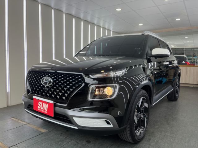 影片賞車✦Venue GLC懷特黑 里程僅跑1萬多 全車原鈑件 LED日行燈.盲點.環景.無線充.免鑰匙.導航  第2張相片