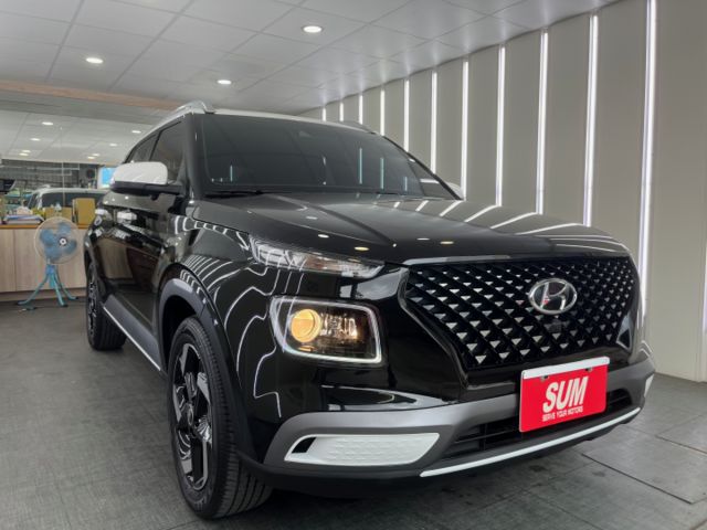 影片賞車✦Venue GLC懷特黑 里程僅跑1萬多 全車原鈑件 LED日行燈.盲點.環景.無線充.免鑰匙.導航  第3張相片