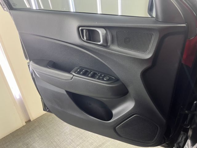 影片賞車✦Venue GLC懷特黑 里程僅跑1萬多 全車原鈑件 LED日行燈.盲點.環景.無線充.免鑰匙.導航  第7張相片
