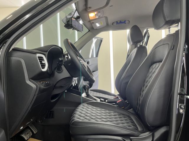影片賞車✦Venue GLC懷特黑 里程僅跑1萬多 全車原鈑件 LED日行燈.盲點.環景.無線充.免鑰匙.導航  第8張相片