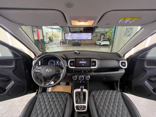 影片賞車✦Venue GLC懷特黑 里程僅跑1萬多 全車原鈑件 LED日行燈.盲點.環景.無線充.免鑰匙.導航  第10張相片