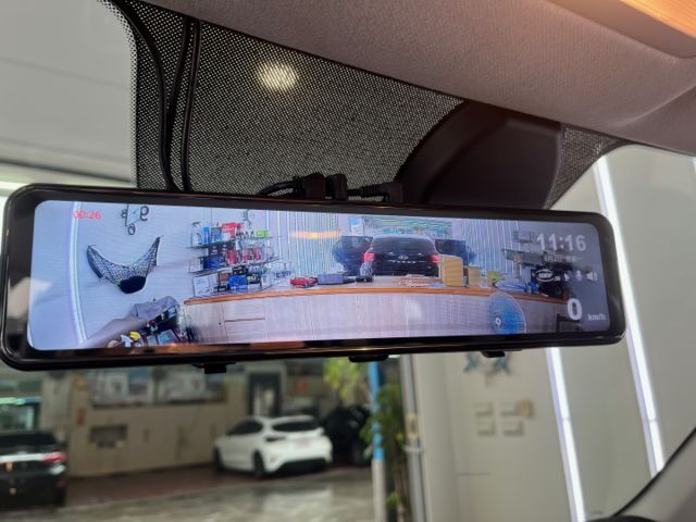影片賞車✦Venue GLC懷特黑 里程僅跑1萬多 全車原鈑件 LED日行燈.盲點.環景.無線充.免鑰匙.導航  第16張相片