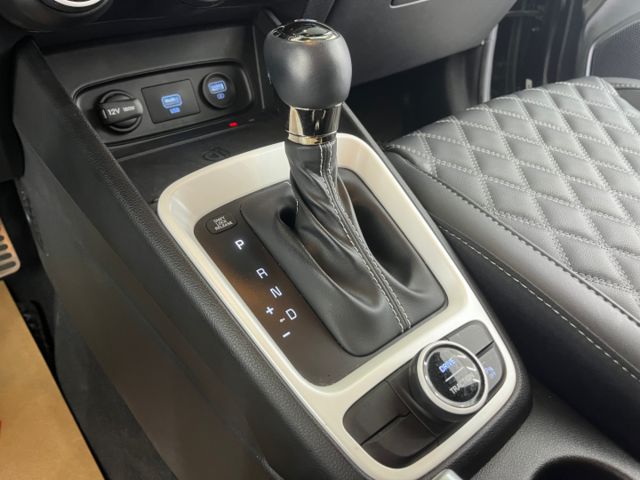 影片賞車✦Venue GLC懷特黑 里程僅跑1萬多 全車原鈑件 LED日行燈.盲點.環景.無線充.免鑰匙.導航  第17張相片