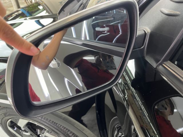 影片賞車✦Venue GLC懷特黑 里程僅跑1萬多 全車原鈑件 LED日行燈.盲點.環景.無線充.免鑰匙.導航  第19張相片