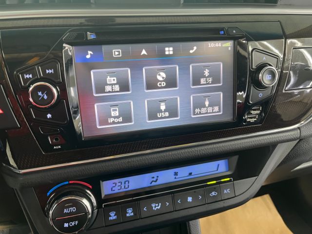 影片賞車✦ ALTIS Safety+ 里程僅跑9萬多 升級原廠精裝套件 全車原鈑件 MID儀表.免鑰匙.恆溫.導航  第15張相片