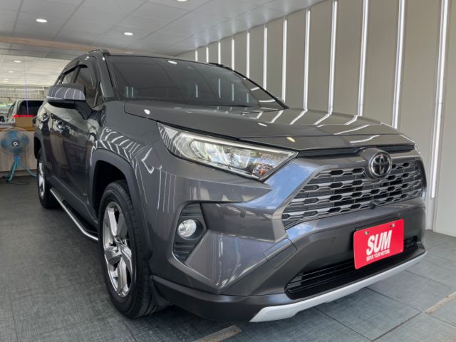 影片賞車✦ RAV4 旗艦版 里程僅跑4萬多 原廠升級精裝套件買到賺到！全車原鈑件 電尾門.環景.電動椅.導航  第2張相片